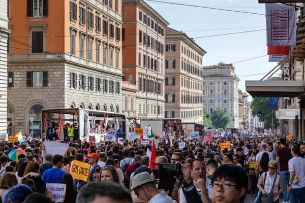 Γκέι υπερηφάνεια στη Ρώμη, Ιταλία. Πλήθος διαδηλωτών στην πλατεία. — Φωτογραφία Αρχείου