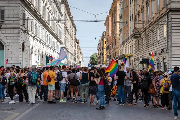 Orgoglio gay a Roma, Italia. Folle di manifestanti in piazza . — Foto Stock