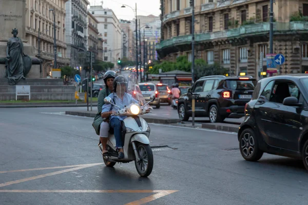 Pareja montando una moto en el tráfico de la ciudad . — Foto de Stock