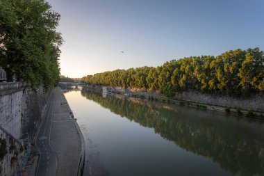 Roma'da Lungotevere, İtalya. Tiber Nehri ve Giuseppe Mazzini Bri
