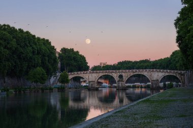 Dolunay ile Ponte Sisto panoramik görünümü.