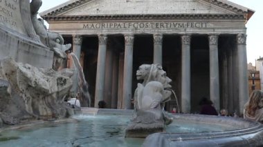 Roma, İtalya - 23 Mart 2019: Panteon'un çeşmesinden görülen Pantheon ve sütunun cephesi.