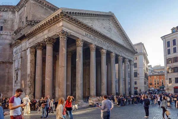 Panteon ve sütun, antik Roma tapınağı — Stok fotoğraf