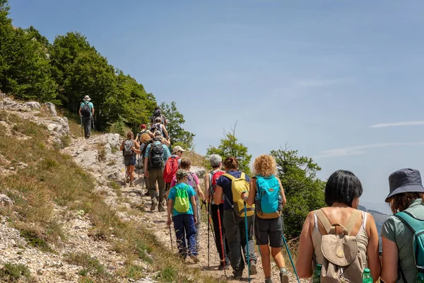 Grupo de caminhantes no caminho da montanha . — Fotografia de Stock