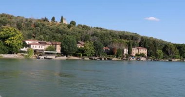 Ada yavaş yavaş yaklaşıyor, Maggiore adasının kıyısında, İtalya'da Trasimeno gölü üzerinde. Ada bitki örtüsü açısından zengin ve plajda bazı evler ve restoranlar vardır.