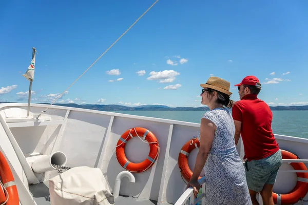 Turistas navegam no lago a bordo de um barco branco . — Fotografia de Stock