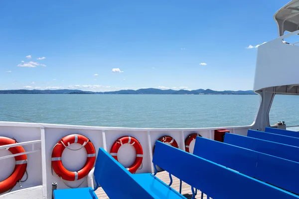 Barco arco que navega nas águas do lago . — Fotografia de Stock