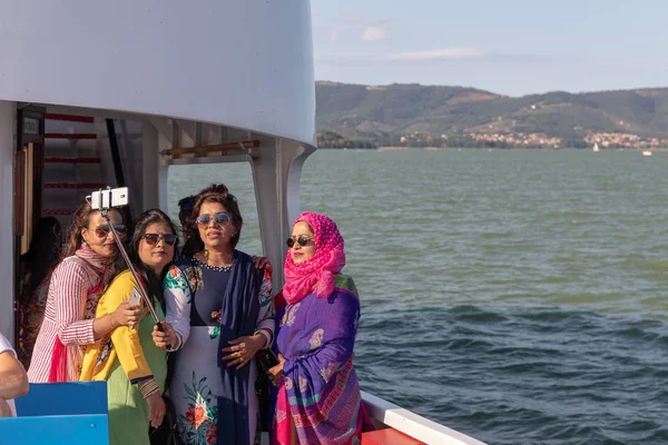 Indian women visiting Italy, taking selfies from the boat. — Stock Photo, Image