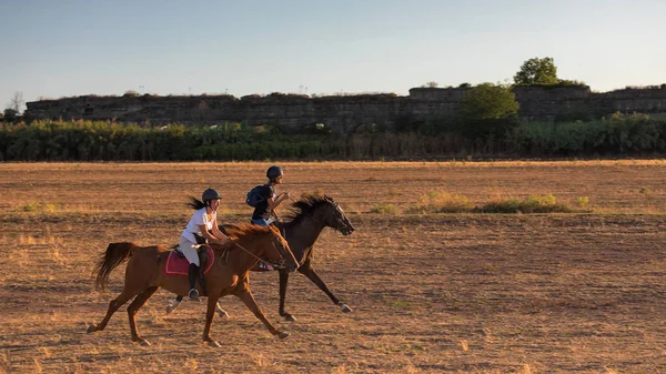 Chevaux galopants, avec deux femmes jockey — Photo