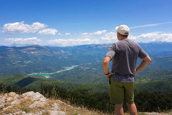 Mountain explorer observes the landscape on the horizon — Stock Photo, Image