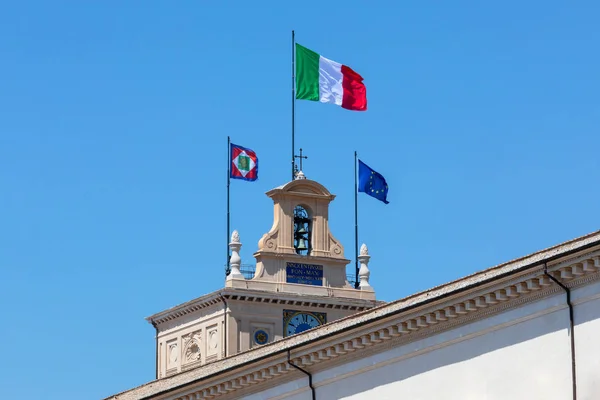 Edificio Quirinale, campanile con bandiere — Foto Stock