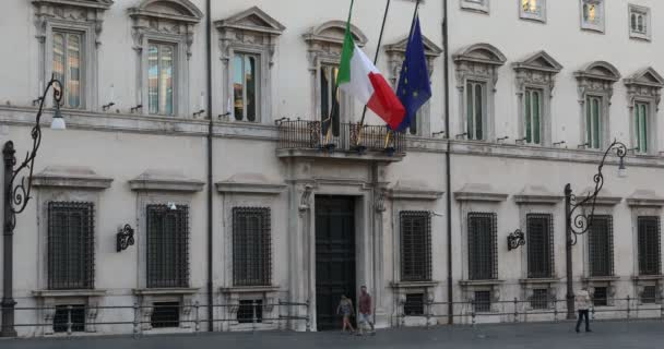 ローマ イタリア 2019年8月15日 イタリア政府の機関議席 チギ宮殿 建物のファサードと旗を持つ正面玄関 — ストック動画