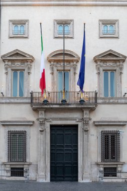 Palazzo Chigi, binanın ana girişi ve cephe.
