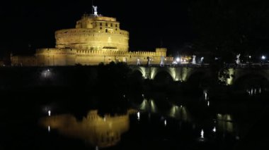 Roma, İtalya - 15 Ağustos 2019: Tiber nehri üzerindeki köprüile Castel Sant'Angelo anıtının gece manzarası. Bir yaz gecesinde.