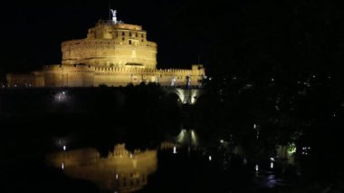 Roma, İtalya - 15 Ağustos 2019: Tiber nehri üzerindeki köprüile Castel Sant'Angelo anıtının gece manzarası. Bir yaz gecesinde.
