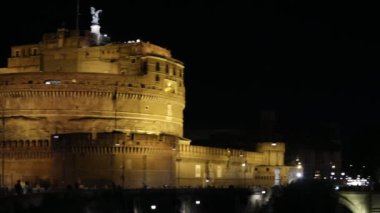 Roma, İtalya - 15 Ağustos 2019: Tiber nehri üzerindeki köprüile Castel Sant'Angelo anıtının gece manzarası. Bir yaz gecesinde.