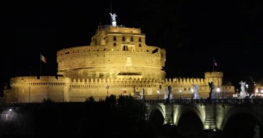 Roma, İtalya - 15 Ağustos 2019: Tiber nehri üzerindeki köprüile Castel Sant'Angelo anıtının gece manzarası. Bir yaz gecesinde.