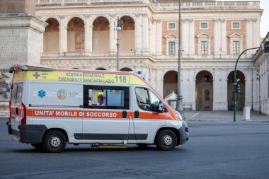 Ambulans şehirde sağlık acil.