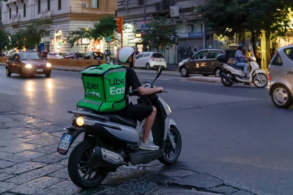 Uber Eats, chico con scooter, entrega comida a casa, con el tipo — Foto de Stock