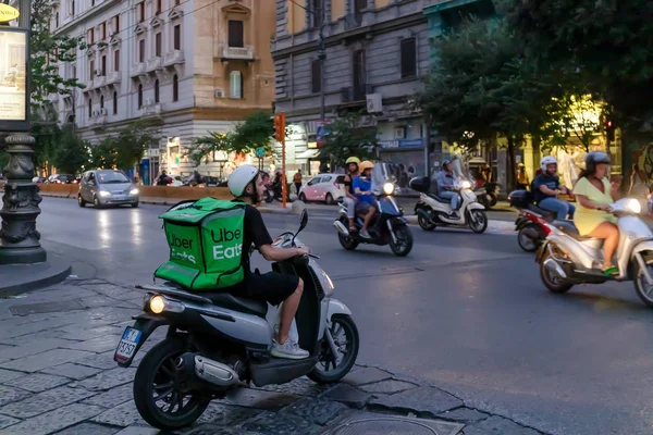 Uber Eats, chico con scooter, entrega comida a casa, con el tipo — Foto de Stock