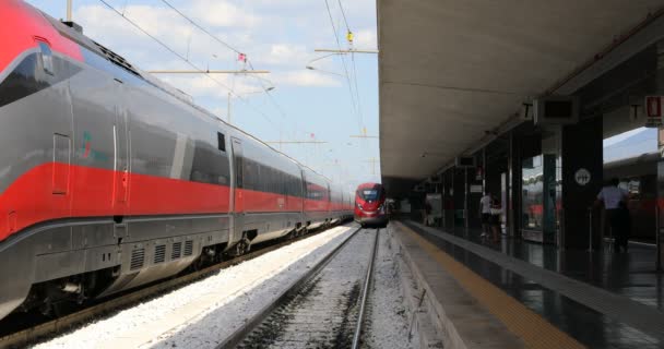 Neapol Itálie Září 2019 Vysokorychlostní Vlak Přijíždí Zastavuje Nástupišti Železničního — Stock video