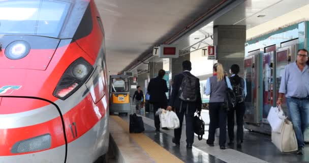 Neapol Włochy Wrzesień 2019 Centralny Dworzec Kolejowy Stacja Garibaldi Pasażerowie — Wideo stockowe