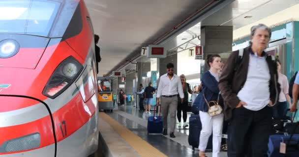 Νάπολη Ιταλία Σεπτεμβρίου 2019 Κεντρικός Σιδηροδρομικός Σταθμός Σταθμός Garibaldi Επιβάτες — Αρχείο Βίντεο