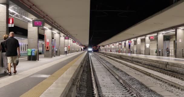 Neapel Italien September 2019 Hochgeschwindigkeitszug Kommt Und Hält Bahnsteig Des — Stockvideo
