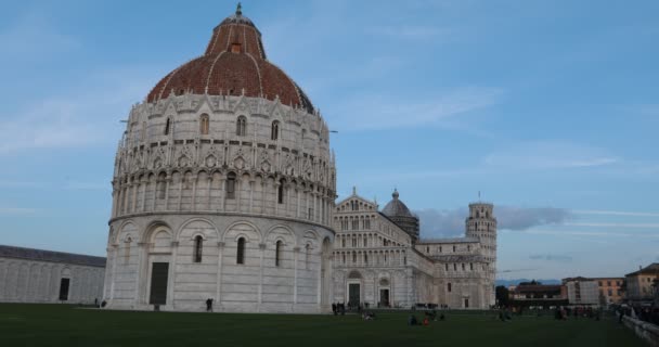 Pisa Itálie Února 2018 Piazza Dei Zázračoli Baptisterií Popředí Katedrálou — Stock video