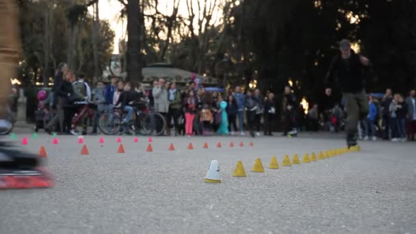 ローマ イタリア 2016年3月7日 ヴィラボルゲーゼの公共公園では 一部の若者がスキットル路地でスケートでトレーニングを行います 舗装されたトラック上のローラーブレードスケート — ストック動画