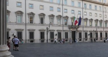Palazzo Chigi, İtalyan hükümetinin kurumsal merkezi. Binanın ön cephesi ve bayrakları olan ana giriş. Piazza Colonna, binanın önünde. Roma İtalya. Roma, İtalya
