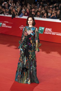 Michelle Dockery kırmızı halıda yürüyor 14. Roma Film Festivali