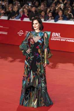 Michelle Dockery kırmızı halıda yürüyor 14. Roma Film Festivali