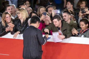 Kore-eda Hirokazu Roma Film Festivali 'nin kırmızı halısında yürüyor.