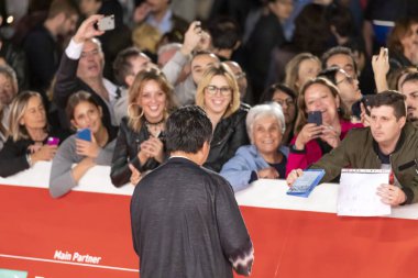 Kore-eda Hirokazu Roma Film Festivali 'nin kırmızı halısında yürüyor.