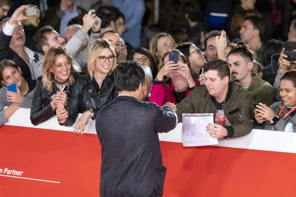 Kore-eda hirokazu schreitet über den roten Teppich des romischen Filmfestes — Stockfoto