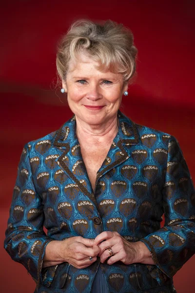 Imelda Staunton, 14 yarda boyunca kırmızı halıda yürüyordu.