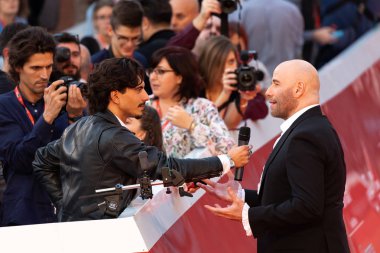 John Travolta, Roma Film Fe 'deki kırmızı halıda röportaj yaptı.