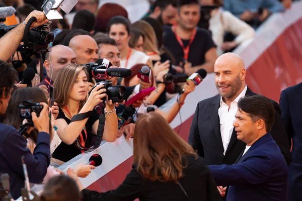 John Travolta intervjuas på röda mattan på Rom Film Fe — Stockfoto