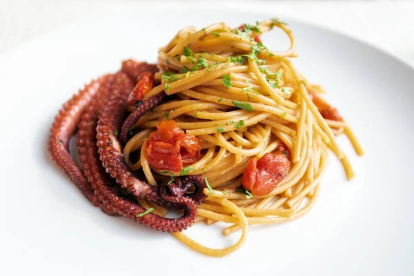 Spaghetti med tomat och bläckfisk, färdig att äta. — Stockfoto