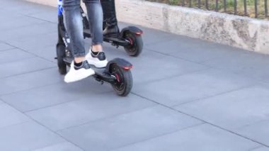 Roma, İtalya - 31 Mayıs 2020: Şehrin tarihi merkezinde elektrik hareketliliği. Başkentin sokaklarında kullanılan kiralık scooter. İnsanlar şehirde scooter kullanıyor.