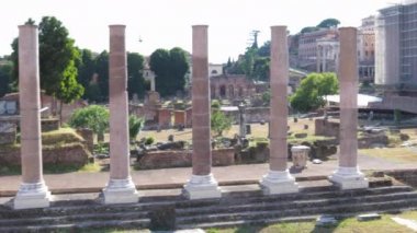 Roma, İtalya - 31 Mayıs 2020: Başkentin tarihi merkezindeki antik Roma Forumuna genel bakış. Antik Roma 'nın şehirdeki kazıları.