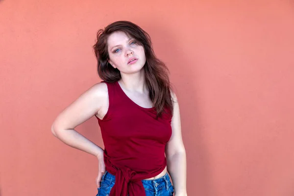 Brünettes Mädchen Lässiger Kleidung Ärmellosem Rotem Shirt Und Jeanshose Halblanges — Stockfoto