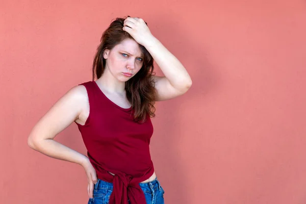 Brünettes Mädchen Lässiger Kleidung Ärmellosem Rotem Shirt Und Jeanshose Halblanges — Stockfoto