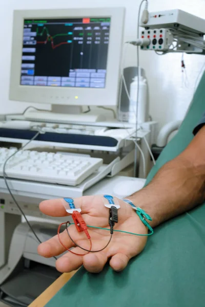 Laboratorní Testy Elektrodami Paži Pacienta Ležícího Posteli Pozadí Elektronické Zařízení — Stock fotografie