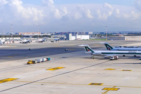 Fiumicino Italien Januari 2019 Bagagetransport Mellanlandning Flygplatsen Resväskorna Flyttas Från — Stockfoto