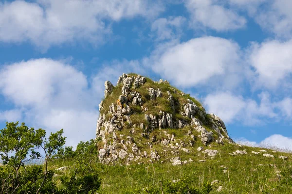 Cima Las Montañas Elevan Antiguas Formaciones Rocosas Paisaje Salvaje Prehistórico — Foto de Stock