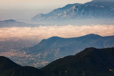 Montecassino Manastırı, Lazio 'da Montecassino' nun tepesinde yer alan bir Benedictine manastırıdır. İtalya 'nın en eski manastırıdır.