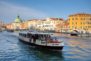 Venedik, İtalya - 1 Ağustos 2020: Toplu taşıma teknesi Büyük Kanal 'dan geçiyor.
