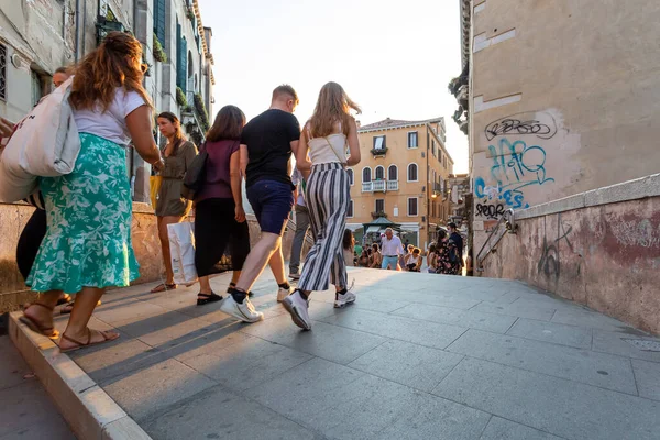 Венеция Италия Августа 2020 Года Толпы Туристов Толпятся Улицам Центра — стоковое фото